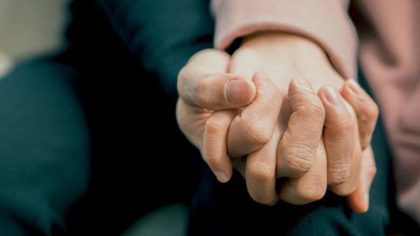 Suporte_ajuda_mão_pexels-s-n-b-m-827240-1773113.jpg